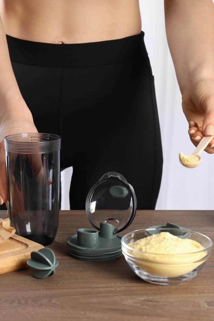 KPNI Ernährungsberatung - Frau bereitet gesunden Smoothie mit frischem Blattgemüse zu